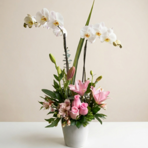 Orquídea en maceta con arreglo floral