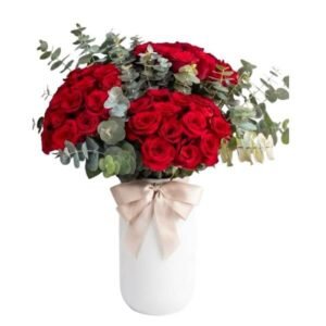 50 Rosas Rojas en Jarrón Blanco