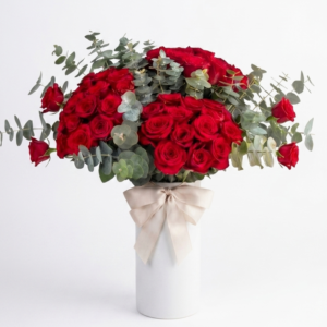 50 Rosas Rojas en Jarrón Blanco