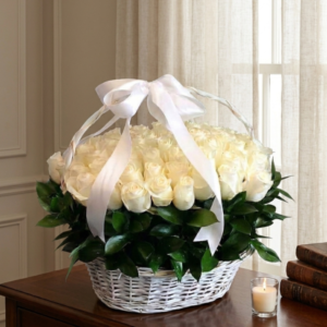 Canasta blanca con rosas blancas