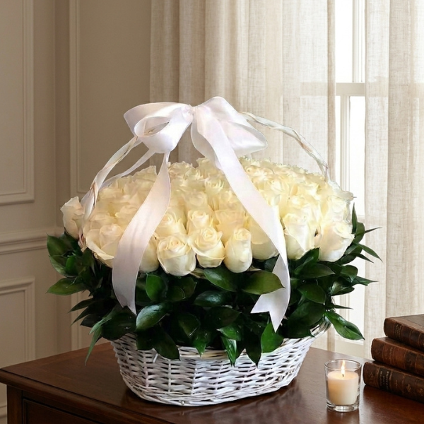 Canasta blanca con rosas blancas