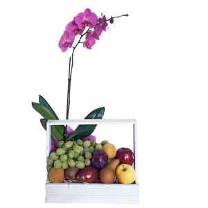 caja con fruta y orquidea