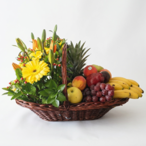 Canasta frutal con gerberas