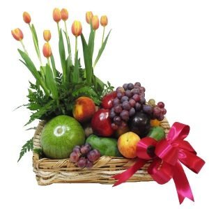 Canasta con frutas y tulipanes