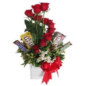 Arreglo floral con chocolates