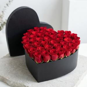 Caja corazón con 50 rosas