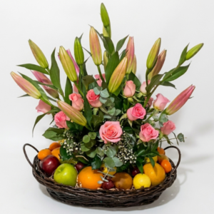 Canasta con frutas y rosas 