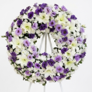 Corona Fúnebre con Lisianthus Morado y Lirios Blancos