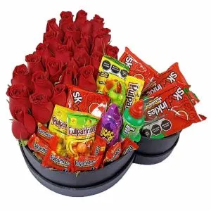 Caja con rosas y dulces de chamoy