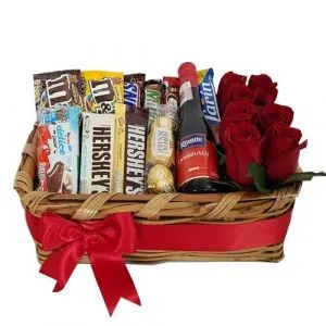 Rosas y dulces en canasta