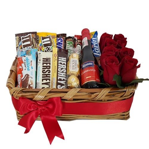 Rosas y dulces en canasta