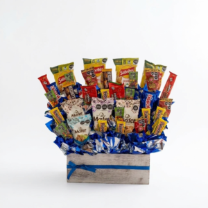 Caja con botanas y dulces