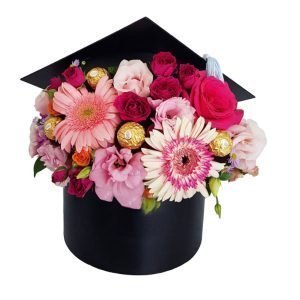 Birrete de graduación con flores 