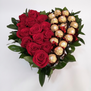 Corazón de rosas rojas con chocolates