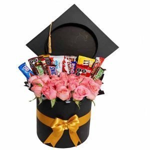 Caja birrete con rosas y chocolates