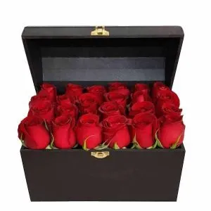 Cofre con 24 rosas rojas