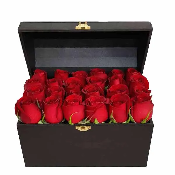 Cofre con 24 rosas rojas