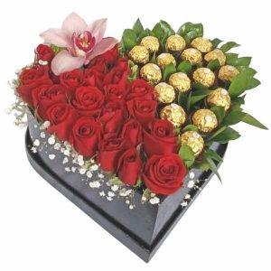 Corazón con orquídea y rosas