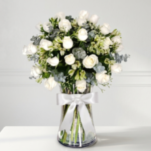Arreglo de 24 Rosas Blancas en Florero