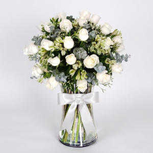 Arreglo de 24 Rosas Blancas en Florero