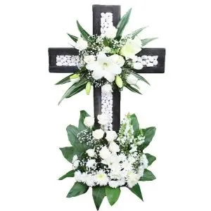 Cruz con flores blancas
