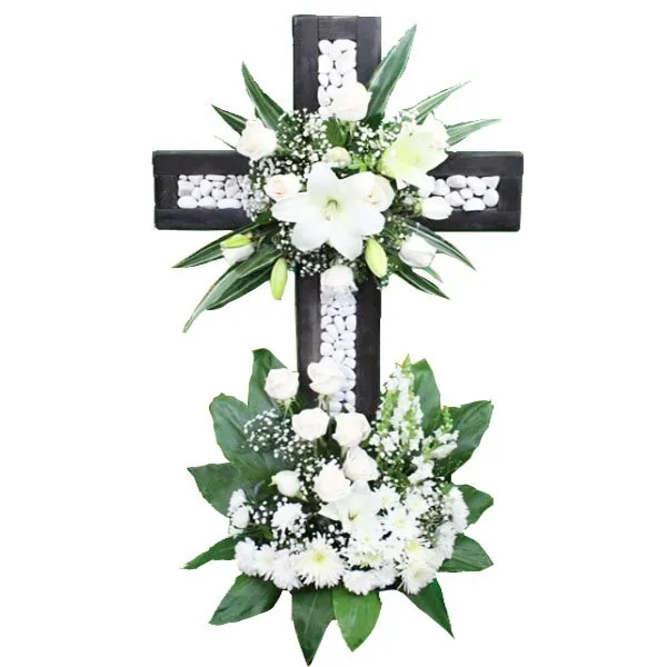 Cruz con flores blancas