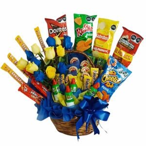 Canasta con dulces 12 rosas amarillas y azules