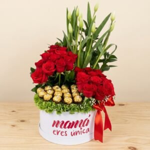 Arreglo floral para mamá con rosas y chocolates