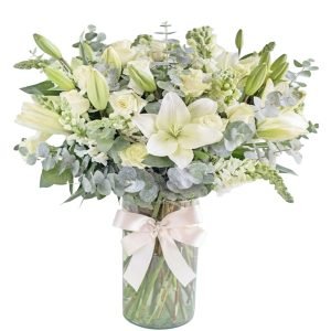 Flores blancas en cilindro