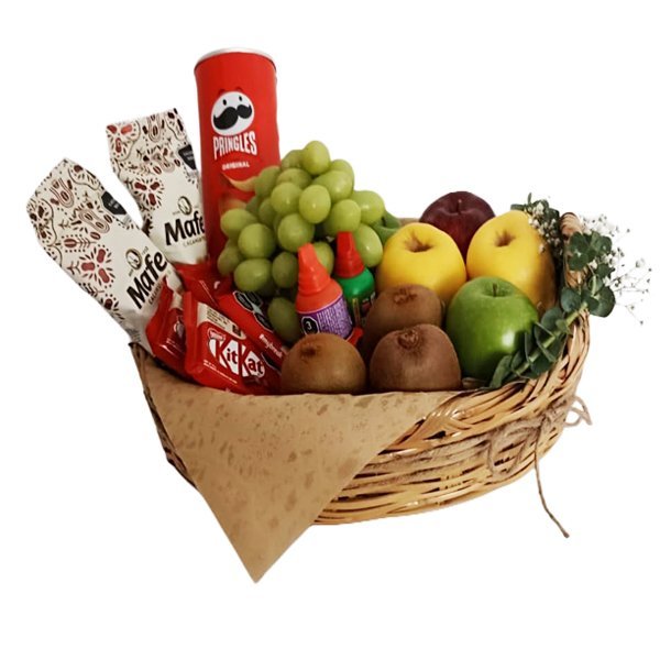 Canasta con frutas y snacks