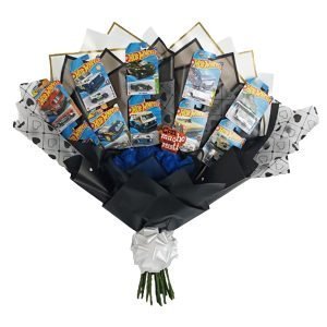 Ramo con 10 Hot Wheels y 24 rosas azules