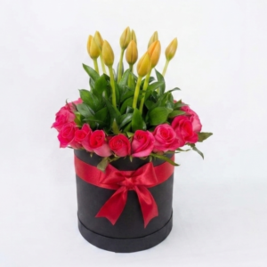 Arreglo de 24 Rosas Fucsia y 10 Tulipanes Naranjas