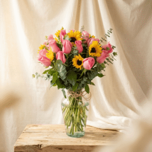 10 mini girasoles y 12 rosas rosas en jarrón